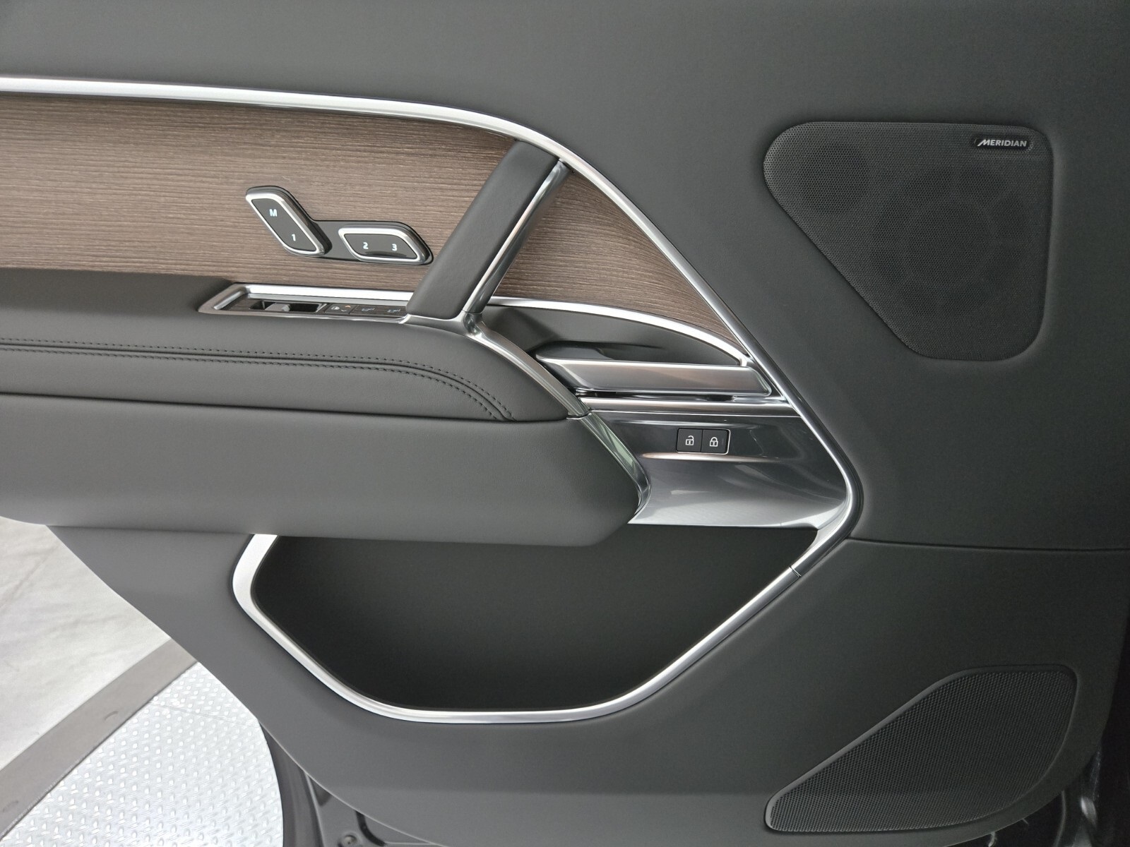 2025 Land Rover Range Rover SE photo 18