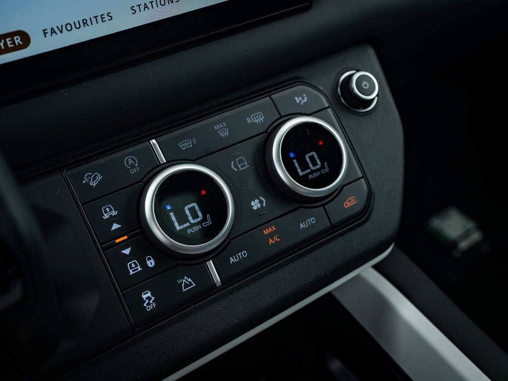 2025 Land Rover Defender 110 X-Dynamic SE photo 31
