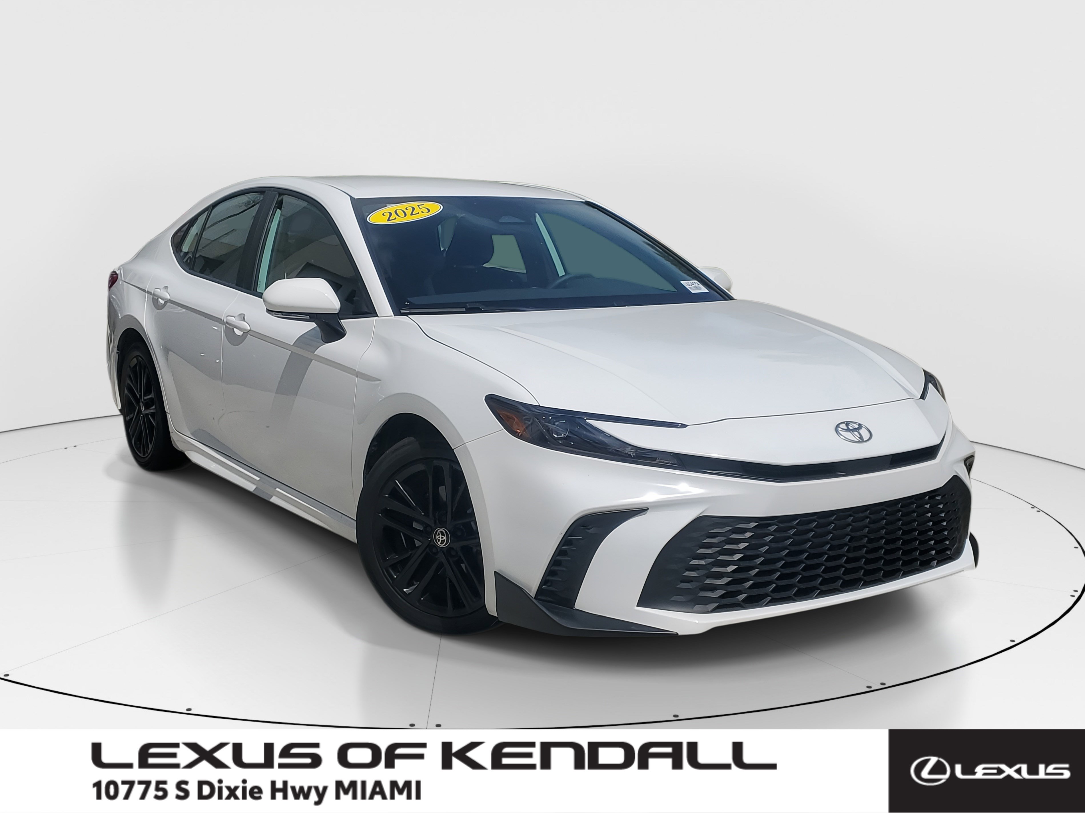 2025 Toyota Camry SE's photo