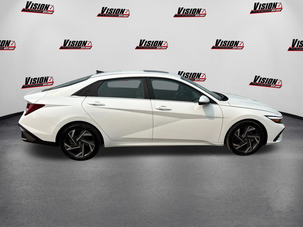 2025 Hyundai Elantra SEL Convenience photo 2