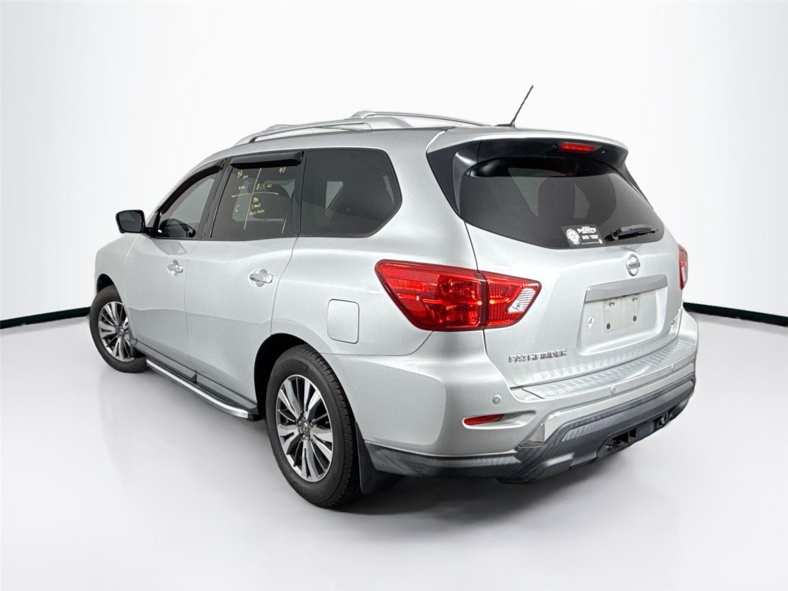2017 Nissan Pathfinder SL photo 4