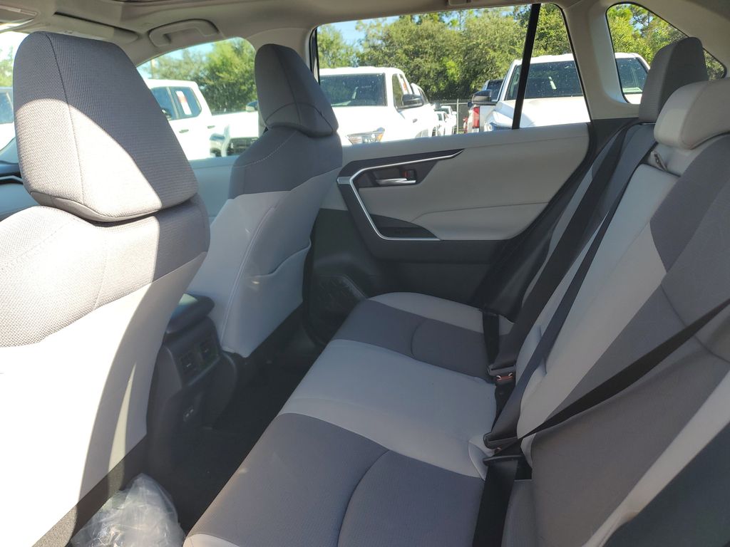 2025 Toyota RAV4 Hybrid XLE photo 16