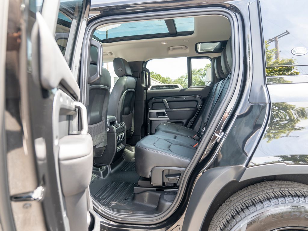 2024 Land Rover Defender 110 S photo 25