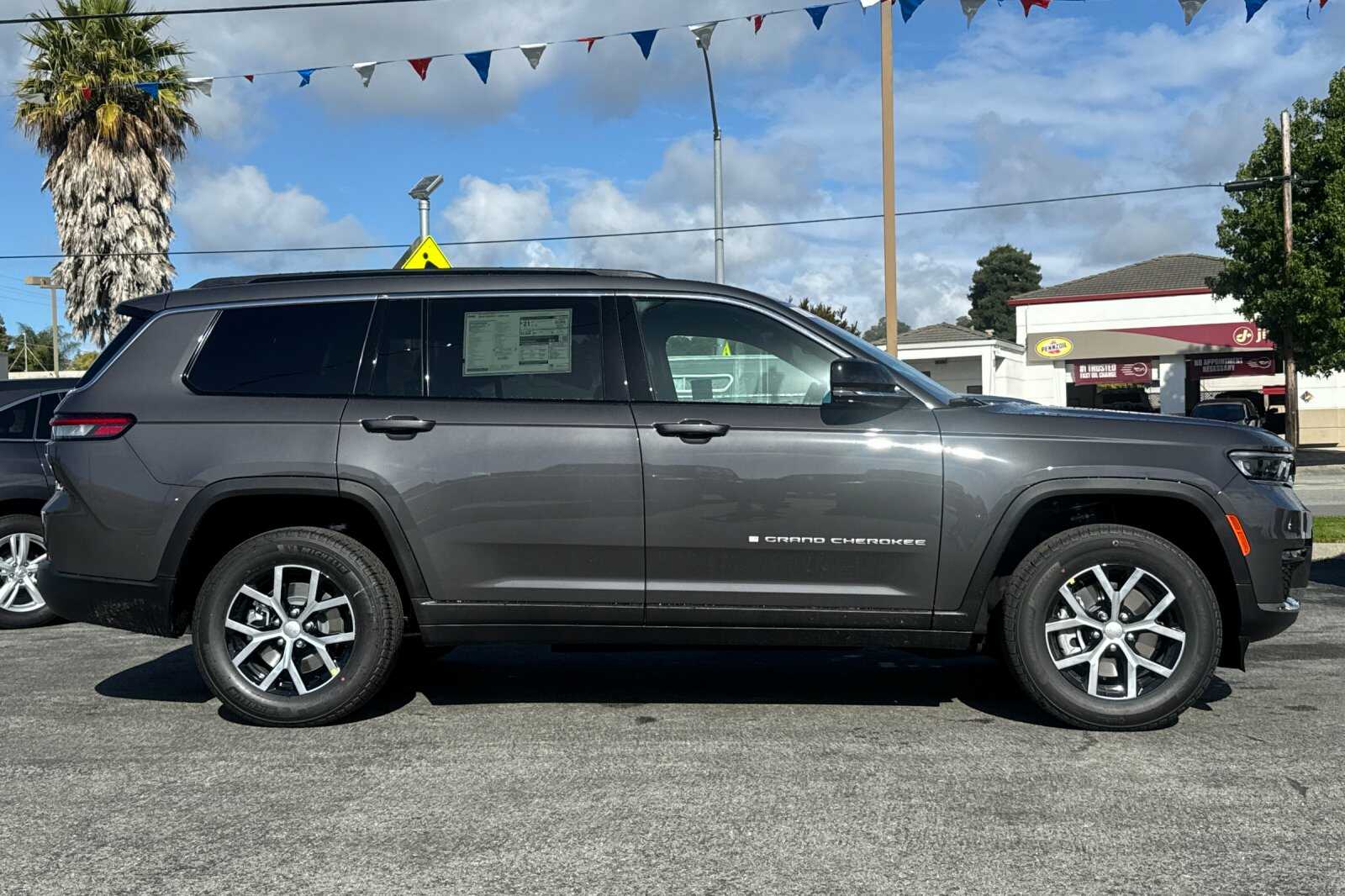 2025 Jeep Grand Cherokee Limited photo 3