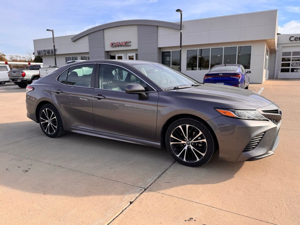 2019 Toyota Camry LE photo 2