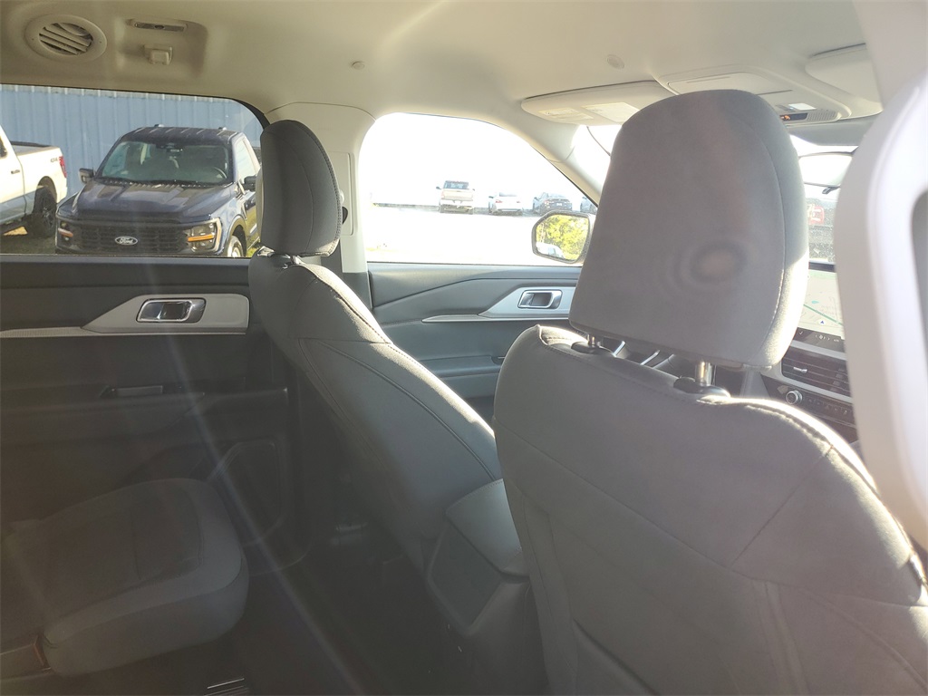 2025 Ford Explorer photo 28