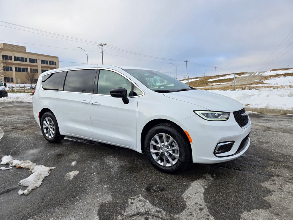 2026 Chrysler Pacifica Select's photo