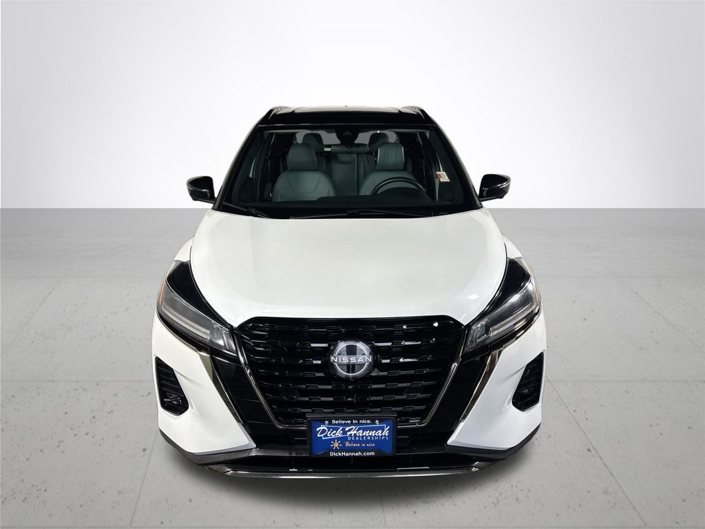 2023 Nissan Kicks SR photo 2