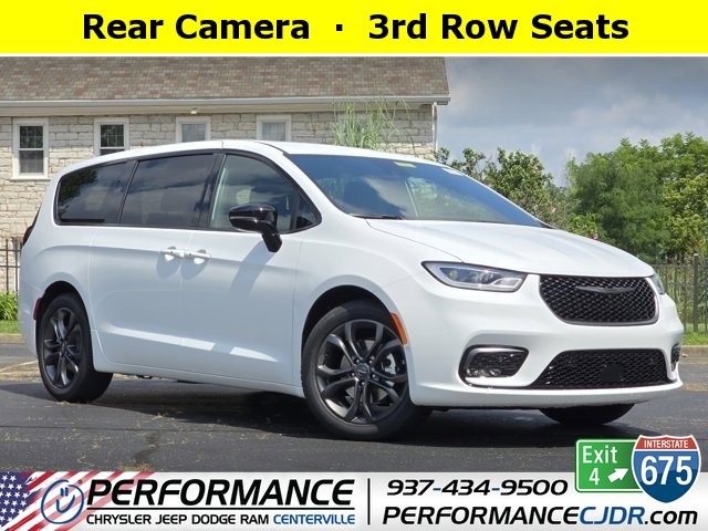 2026 Chrysler Pacifica Select's photo