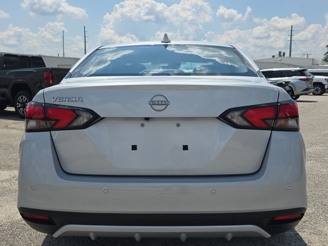 2025 Nissan Versa 1.6 SV photo 4