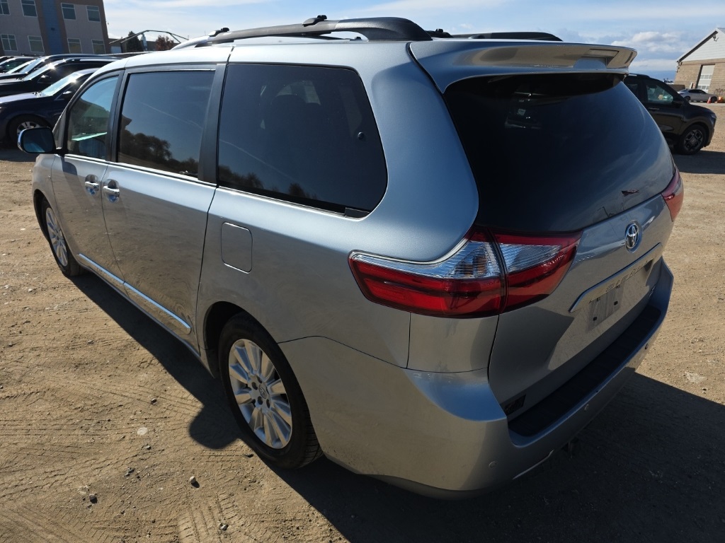 2016 Toyota Sienna XLE Premium photo 3