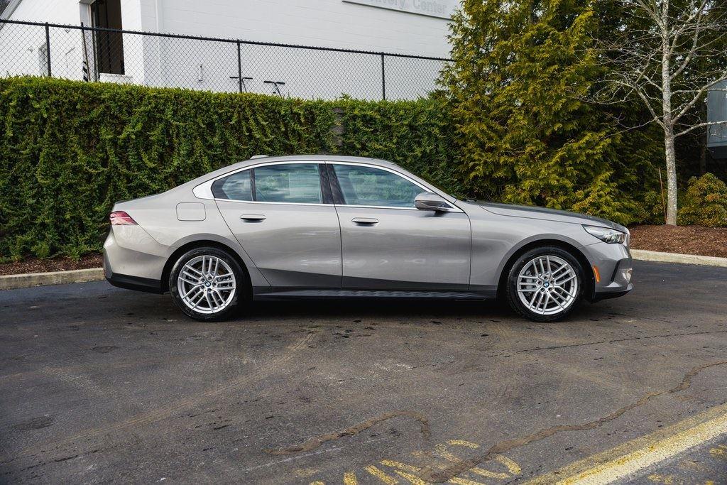 New 2025 Oxide Grey Metallic BMW 530i xDrive image 2