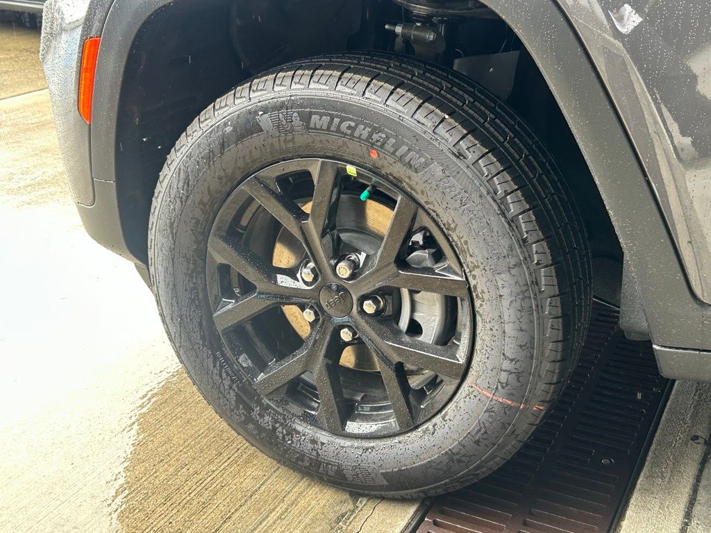 2025 Jeep Grand Cherokee Laredo Altitude photo 15