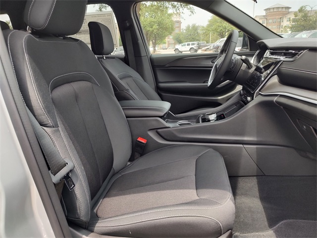 2025 Jeep Grand Cherokee Laredo Altitude photo 28