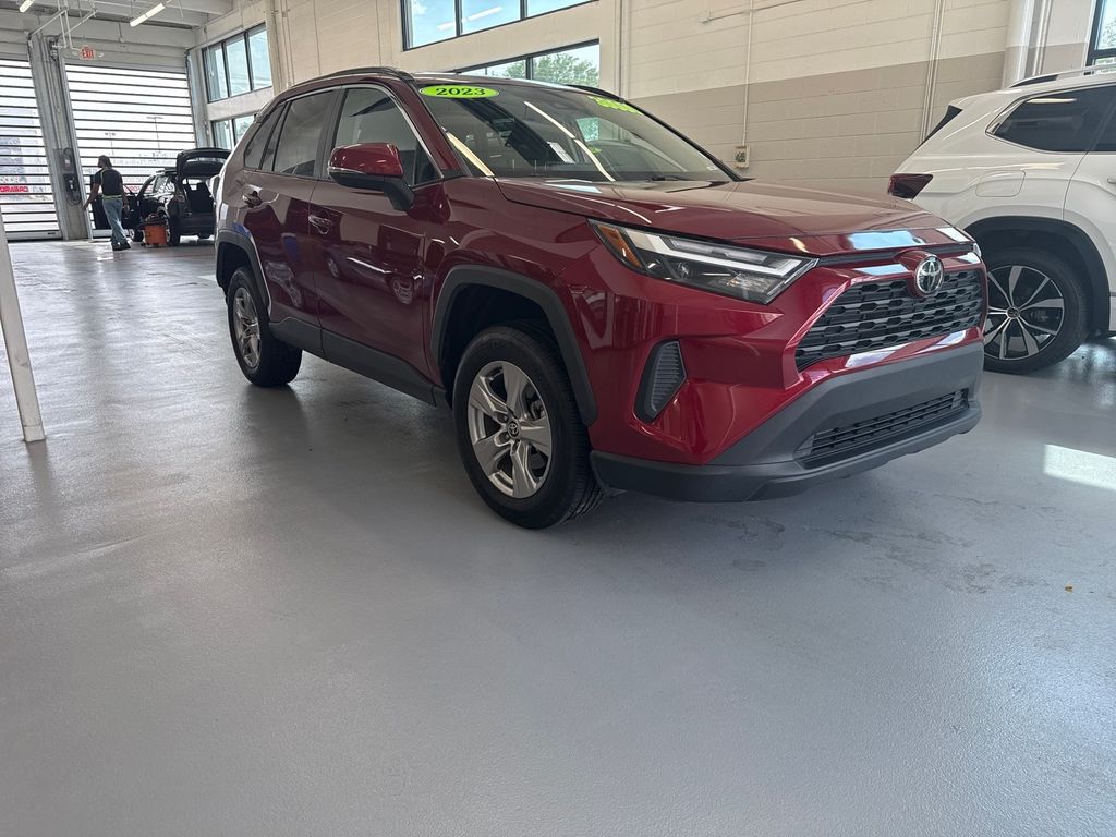 2023 Toyota RAV4 XLE photo 3