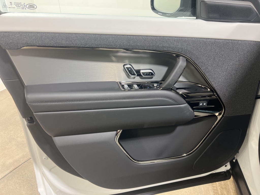 2025 Land Rover Range Rover Sport SE photo 9