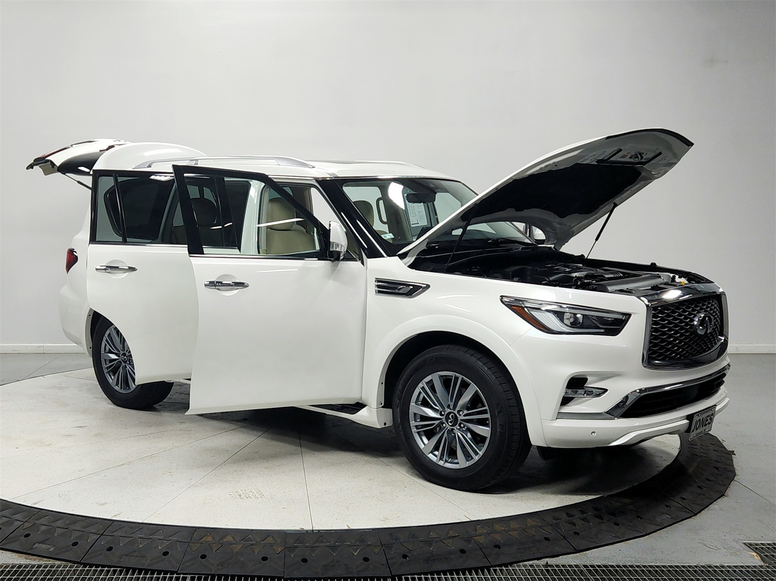 2023 Infiniti QX80 Luxe photo 7