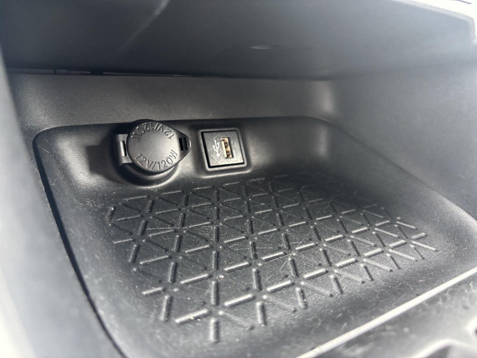 2023 Toyota RAV4 XLE photo 26