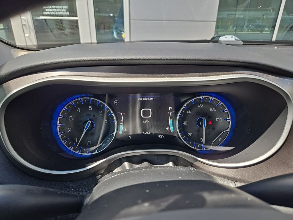 2020 Chrysler Pacifica Touring photo 14