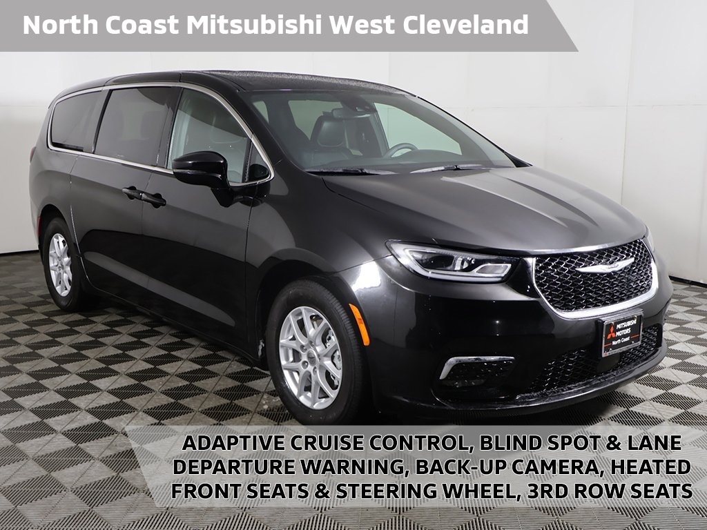 2025 Chrysler Pacifica Select's photo