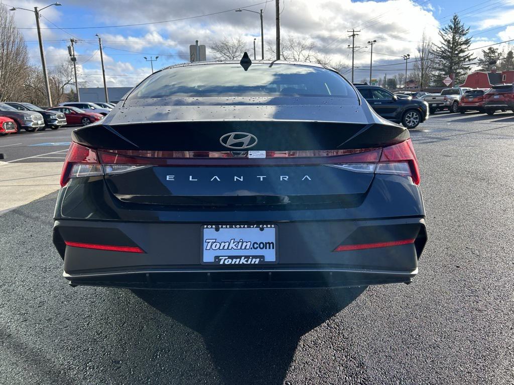 2025 Hyundai Elantra SE photo 5