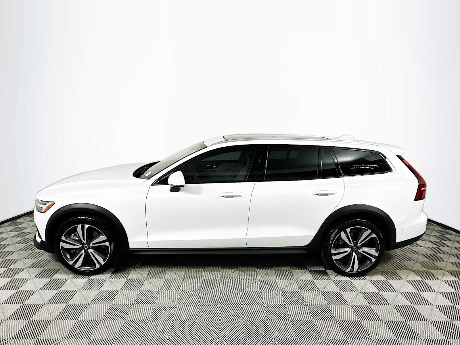 2025 Volvo V60 Cross Country B5 AWD Plus photo 4
