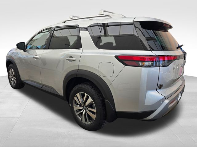 2025 Nissan Pathfinder SL photo 3