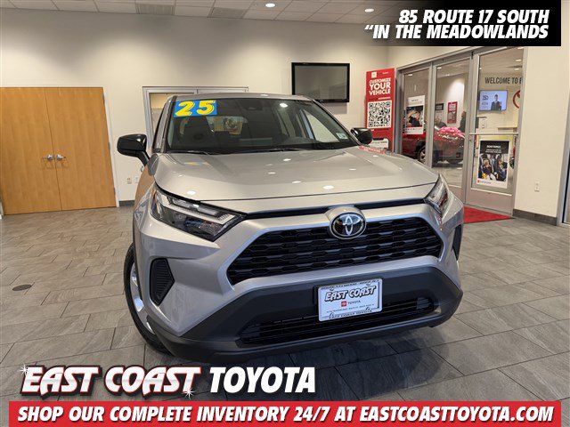2025 Toyota RAV4 LE's photo