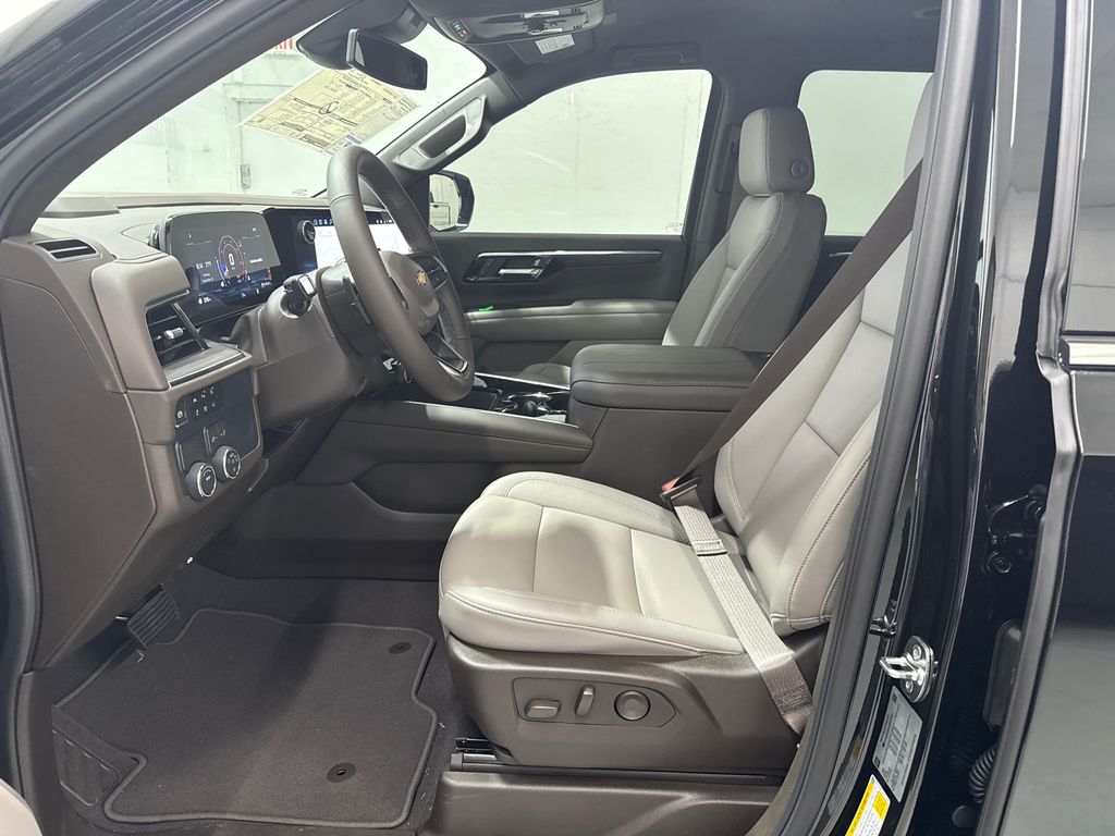 2025 Chevrolet Suburban LT photo 14