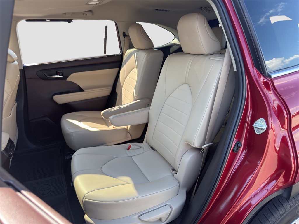 2022 Toyota Highlander XLE photo 29