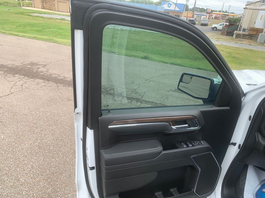 2024 Chevrolet Silverado 1500 LT photo 10