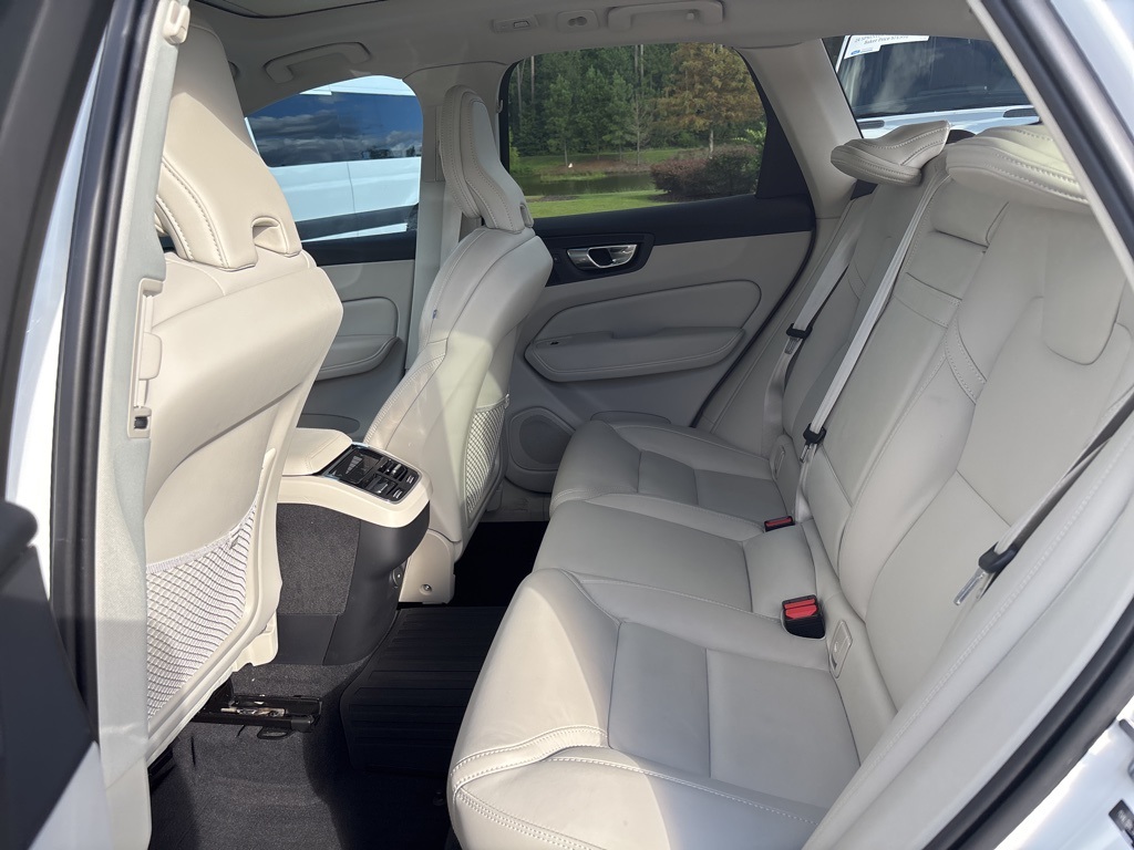 2022 Volvo XC60 B5 Inscription photo 16
