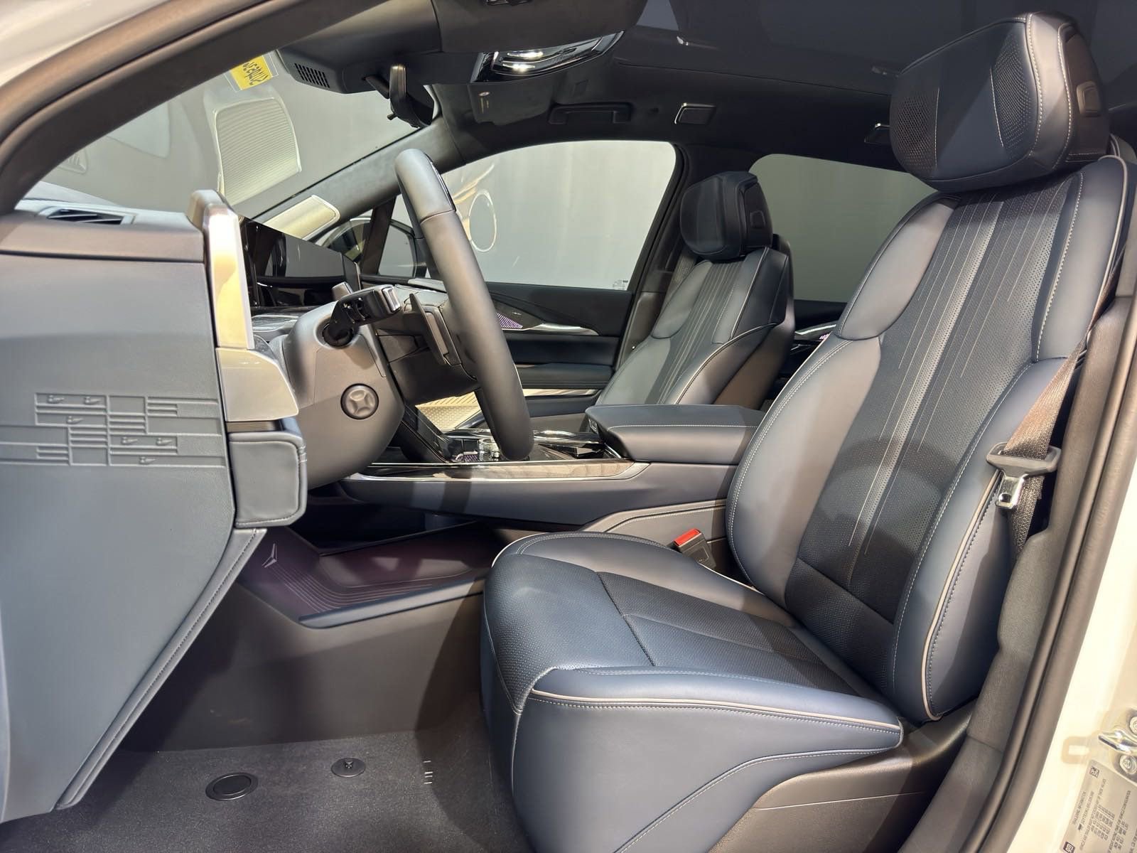 2025 Cadillac Escalade IQ Luxury photo 4