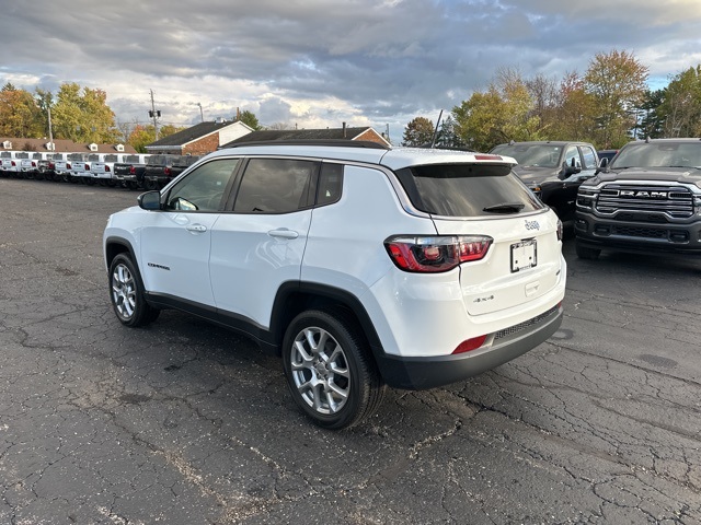 2022 Jeep Compass Latitude Lux photo 3