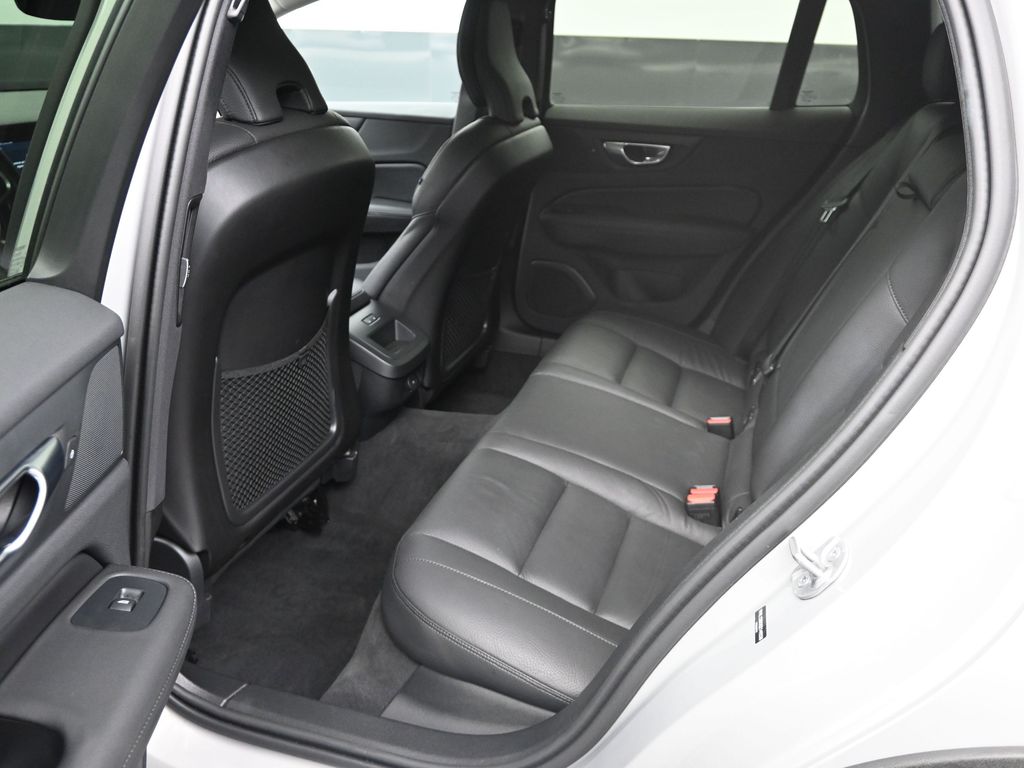 2025 Volvo V60 Cross Country B5 Plus photo 12