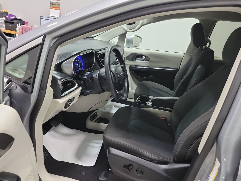 2020 Chrysler Pacifica Touring photo 4