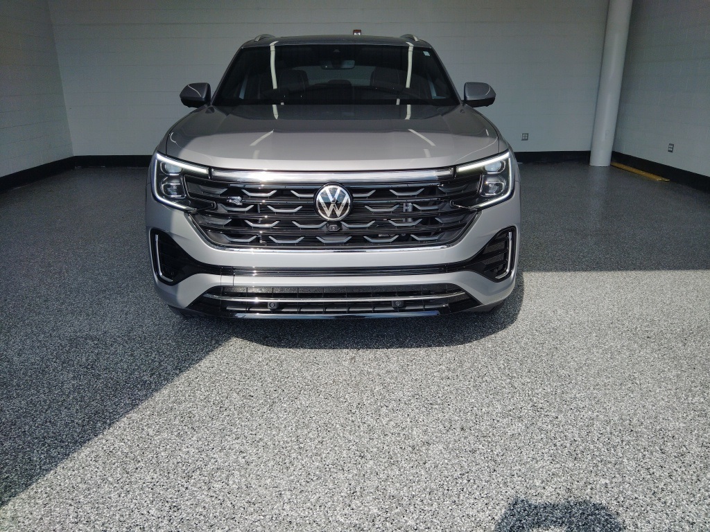 2024 Volkswagen Atlas Cross Sport SEL Premium R-Line photo 2