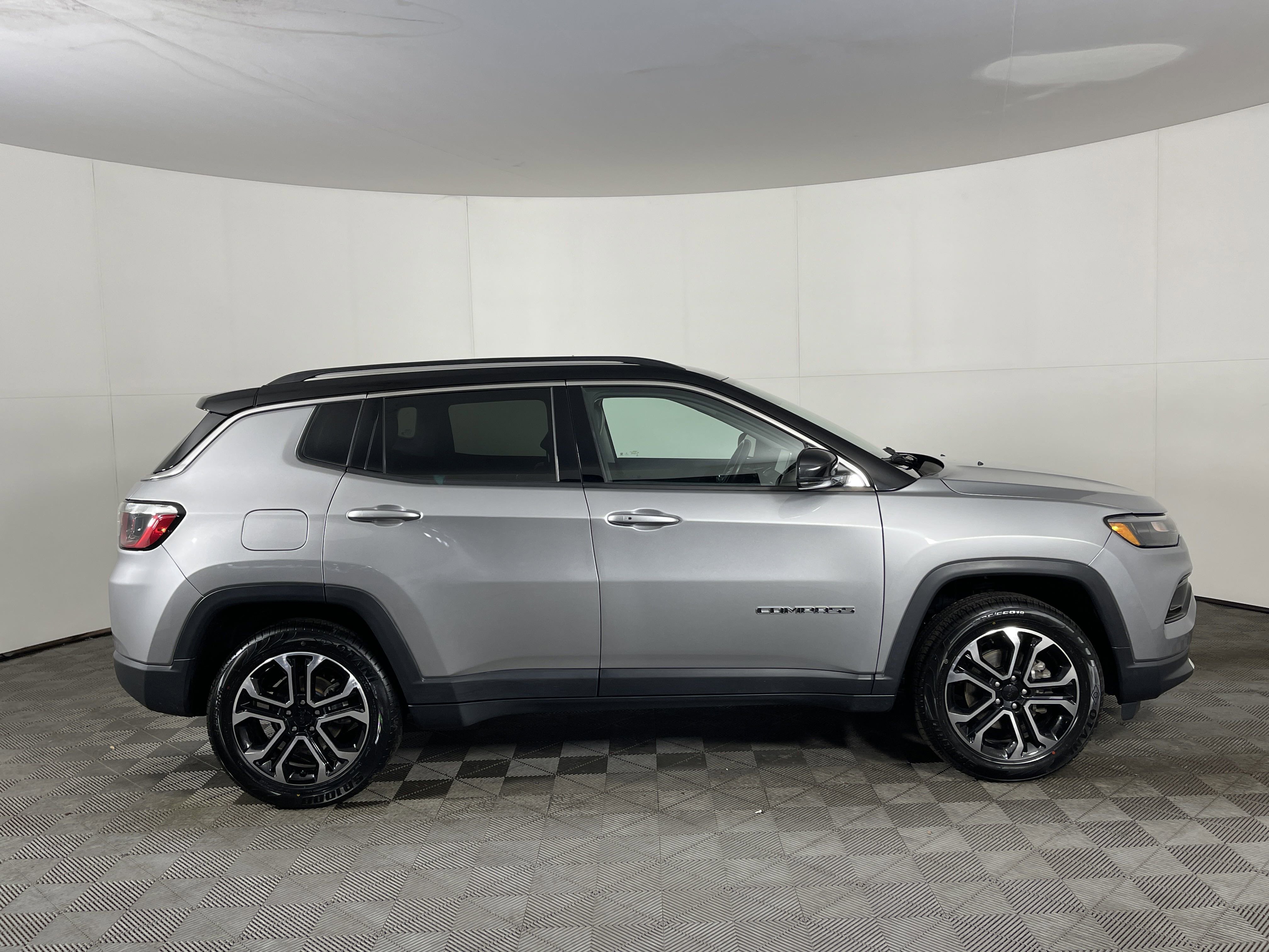 2022 Jeep Compass Limited photo 2