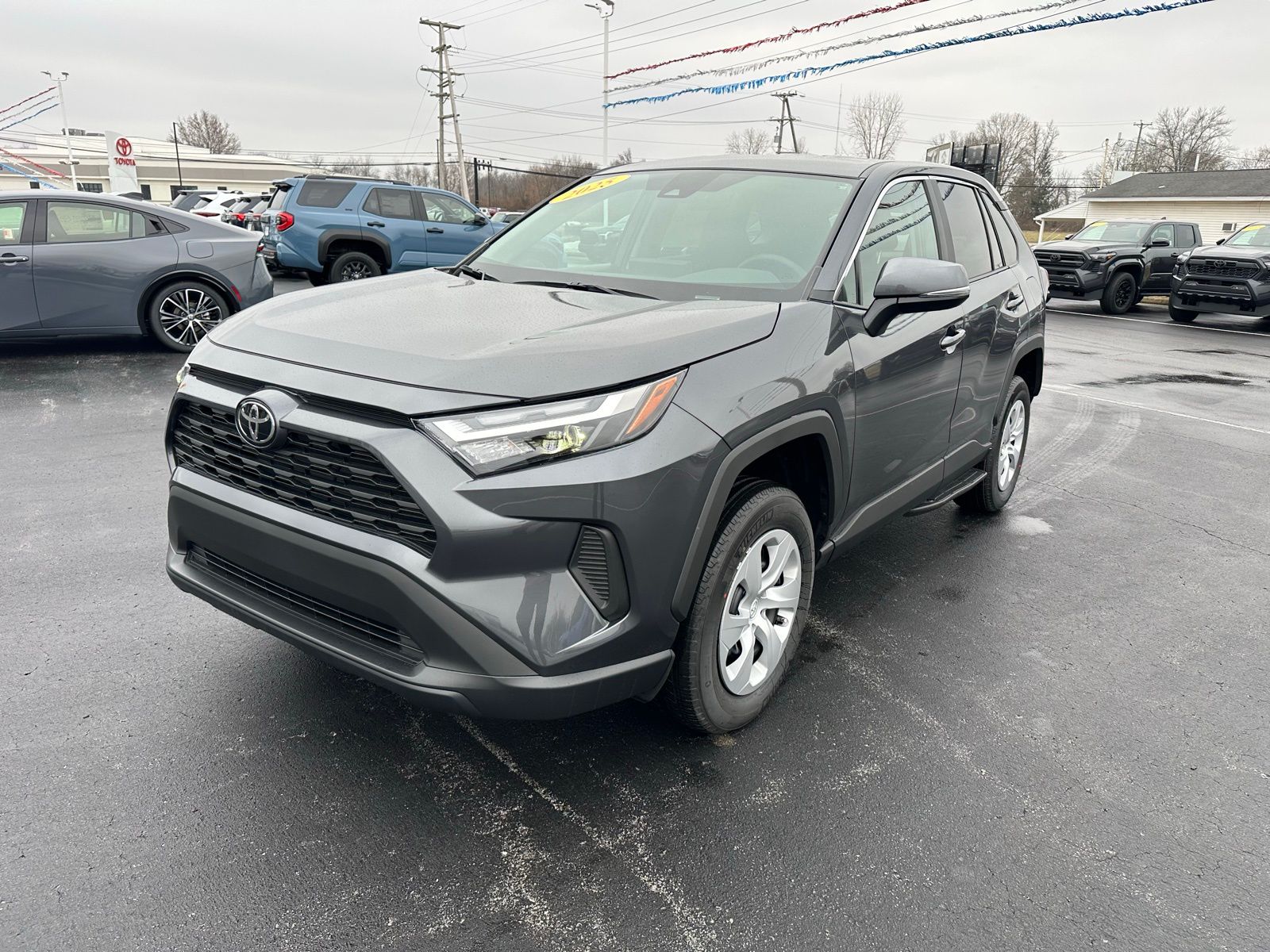 2025 Toyota RAV4 LE's photo