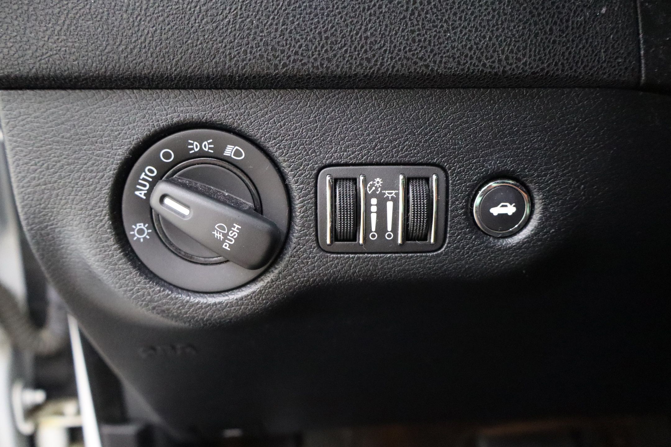 2018 Dodge Charger SXT Plus photo 12