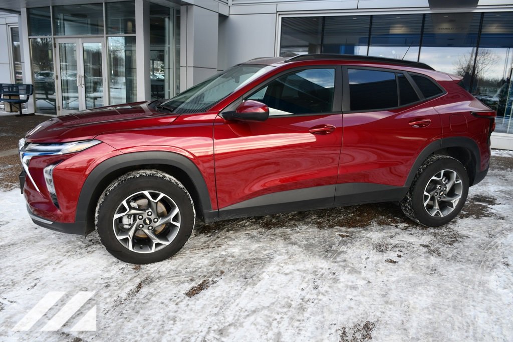2025 Chevrolet Trax LT photo 2
