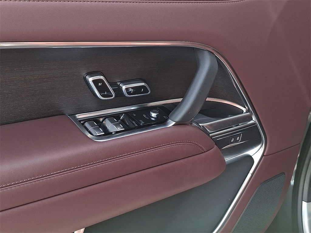 2025 Land Rover Range Rover SE photo 9