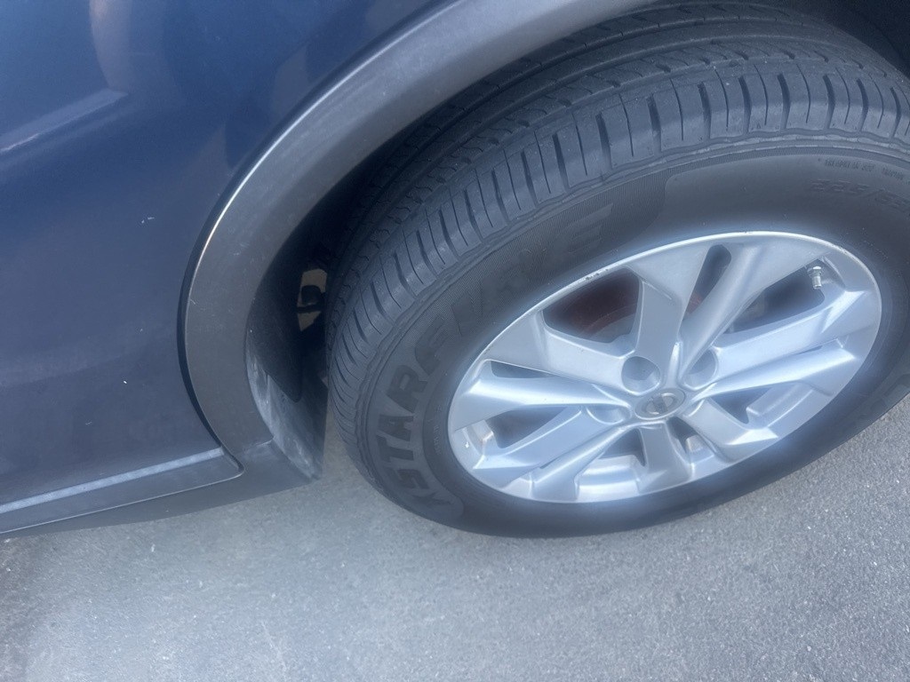 2015 Nissan Rogue SV photo 4