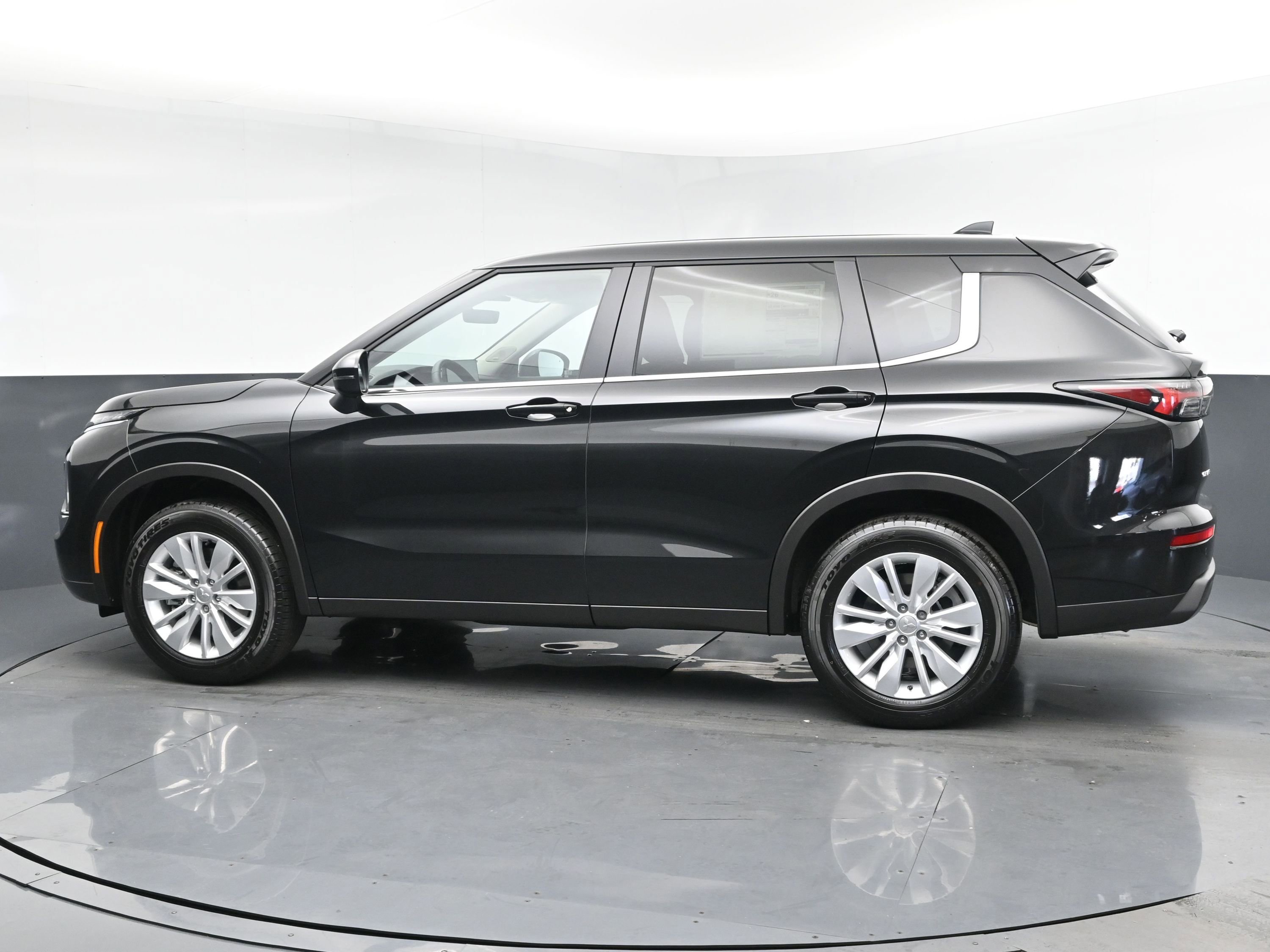 2025 Mitsubishi Outlander ES photo 2