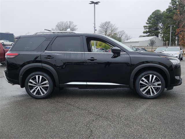 2025 Nissan Pathfinder Platinum photo 2