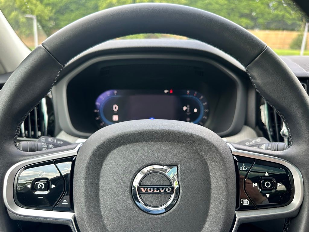 2025 Volvo XC60 B5 Plus photo 22