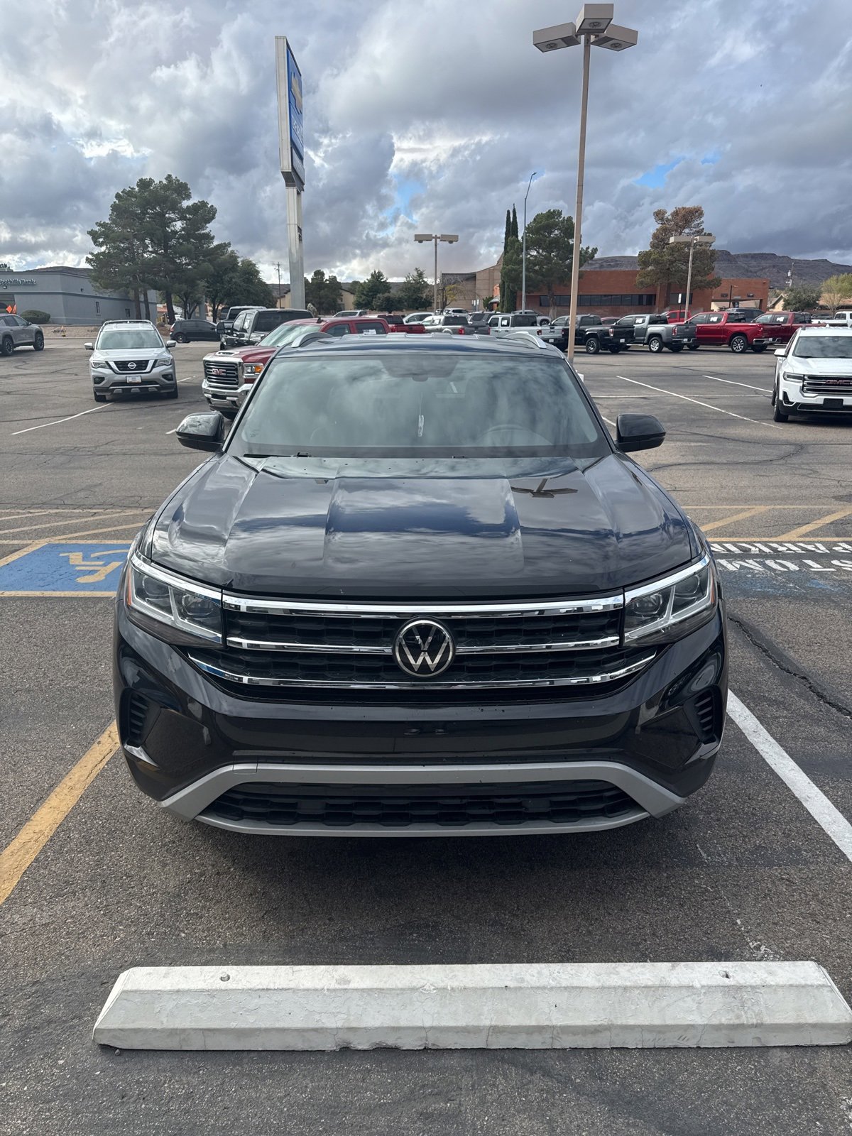 2022 Volkswagen Atlas Cross Sport SE photo 2