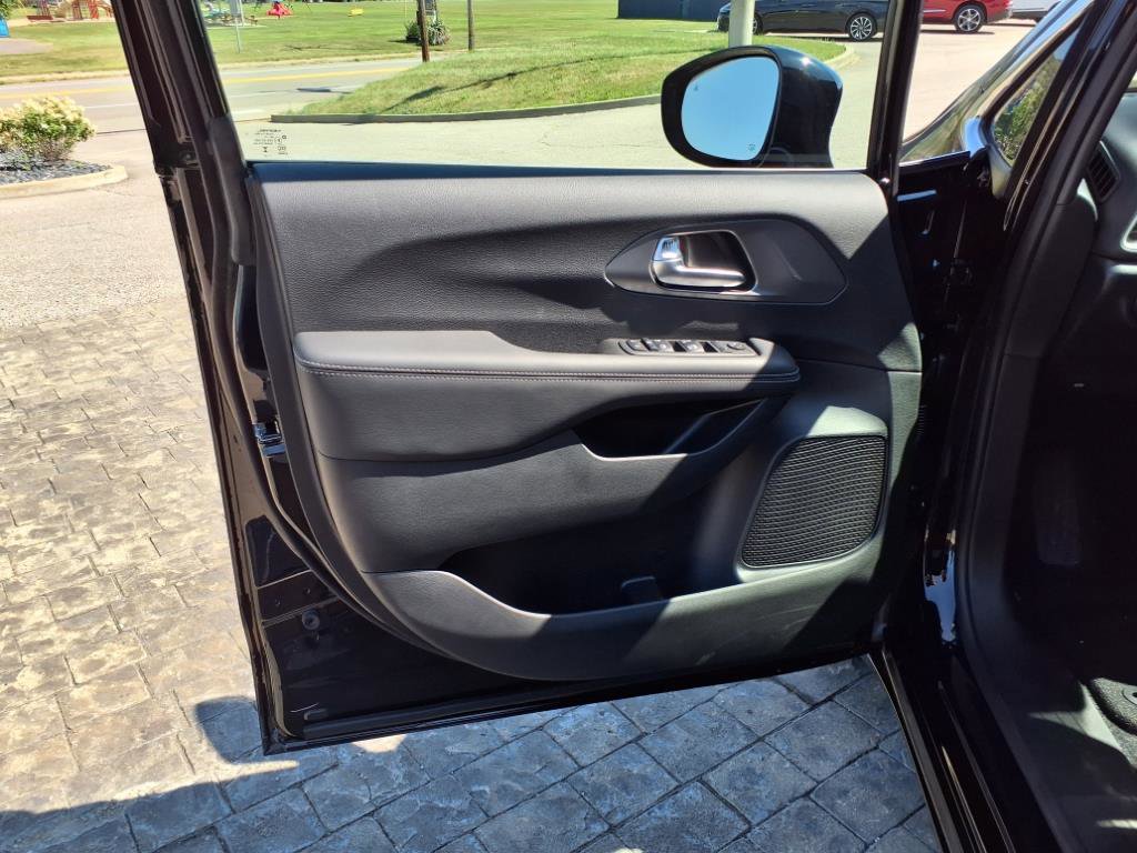2025 Chrysler Voyager LX photo 14