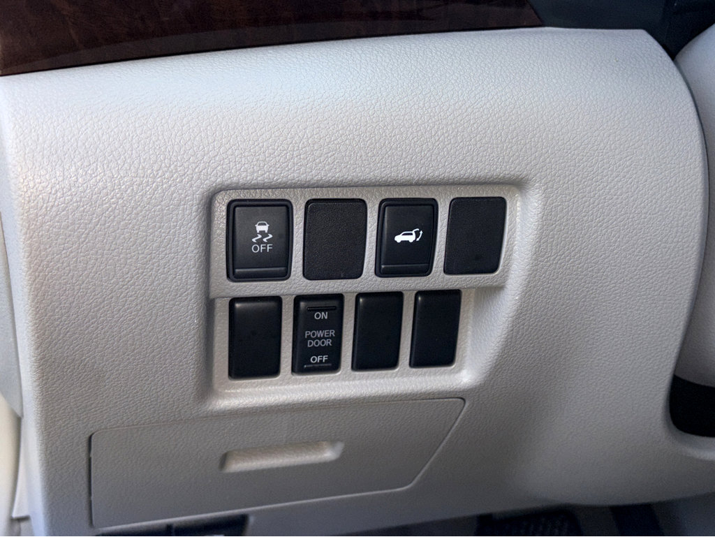 2015 Nissan Quest SL photo 14