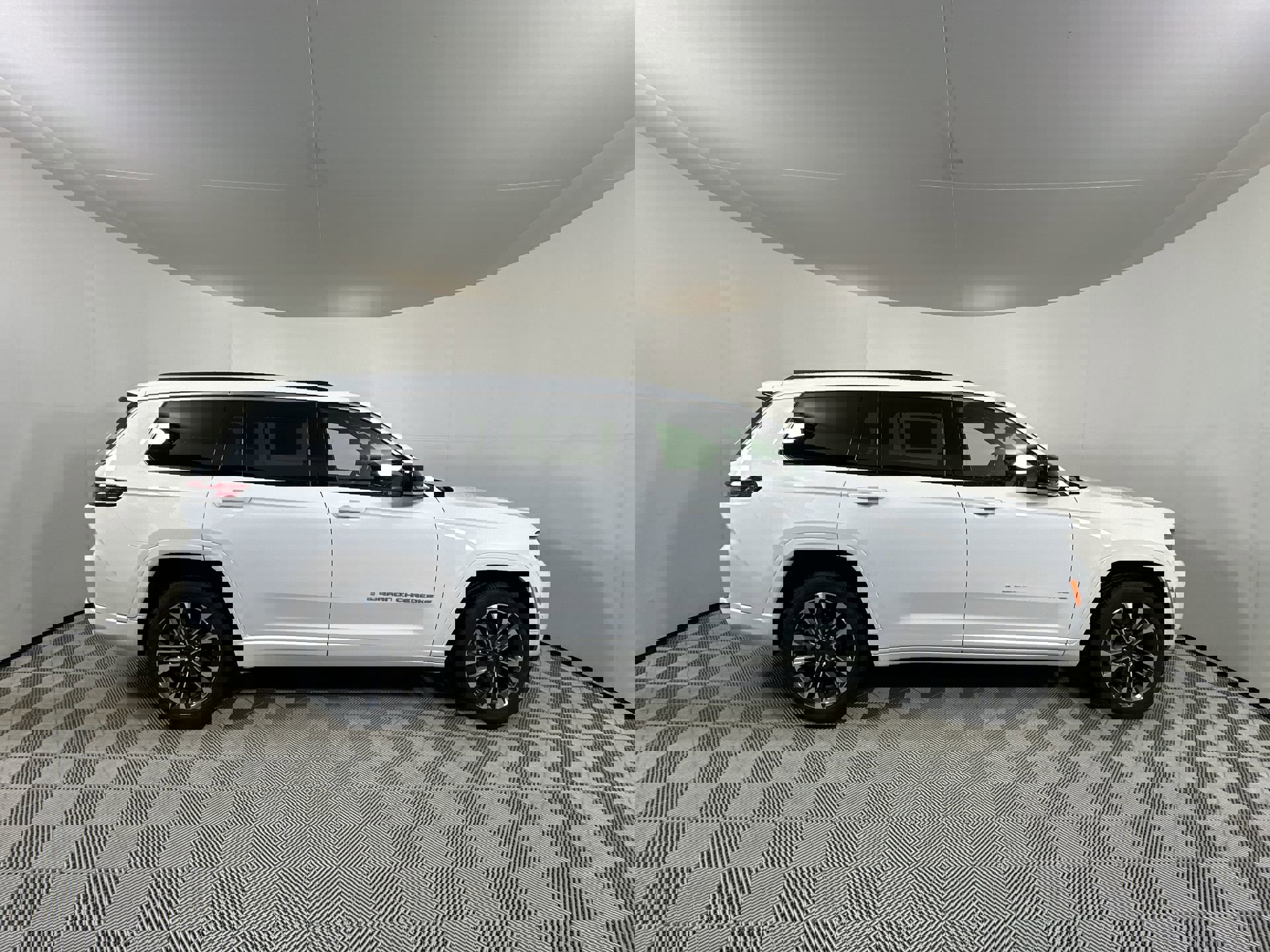 2025 Jeep Grand Cherokee Overland photo 9
